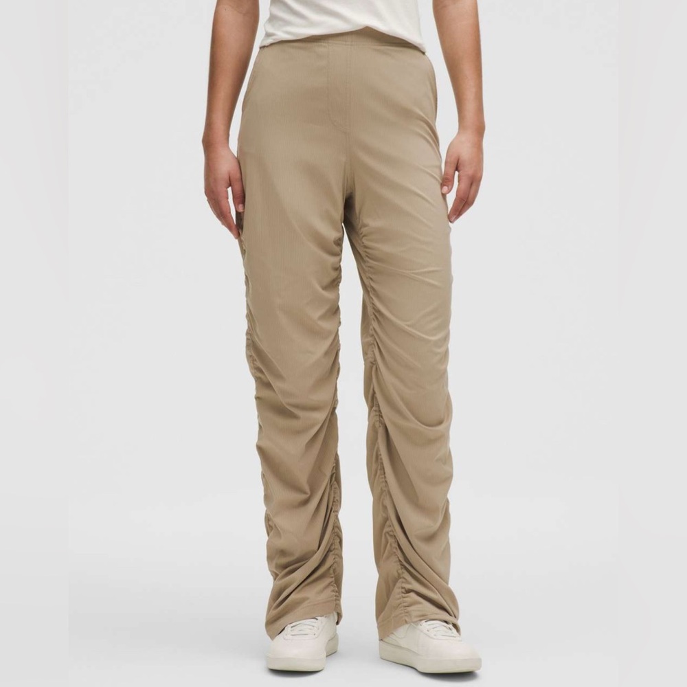 NWT Lululemon Dance Studio Slim-Fit High-Rise Flared Pant
Sheer Oak $118 MSRP